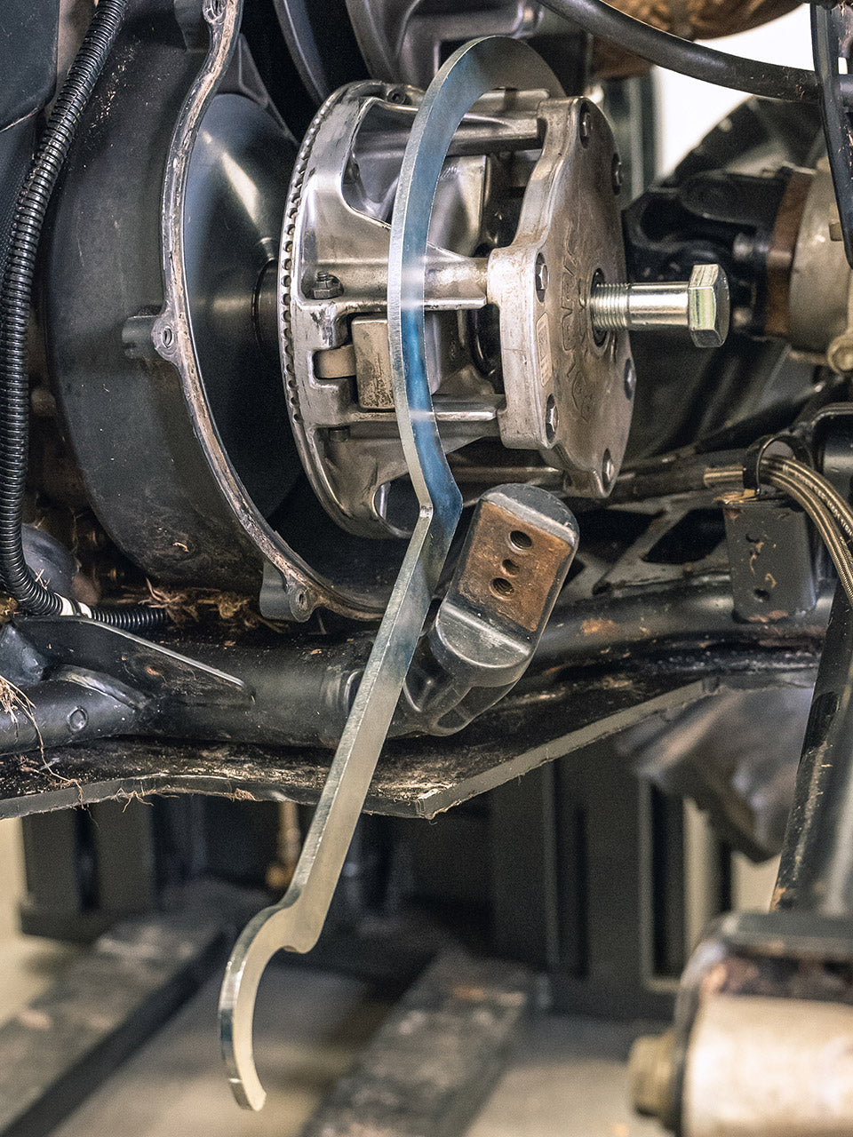 Clutch holding tool: Polaris